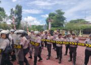 Para personel Polres Simalungun saat melakukan latihan simulasi Dalmas di halaman Apel Mapolres Simalungun di Pamatangraya, Rabu (10/7).(Waspada/ist)