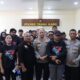 PARA peserta aksi damai dari Aliansi Jurnalis Tanah Karo diabadikan bersama Kapolres dan Wakapolres usai menyampaikan tuntutannya di Aula Purpursage. Waspada/Micky Maliki.