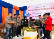 Manager HR dan Comdev Department Head, dan perwakilan Direksi PT BSP Riswanto dan jajaran staf saat memotong tumpeng HUT ke-113 PT BSP, saat kegiatan donor darah. Waspada/Sapriadi