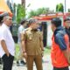 Pj Bupati Aceh Besar Muhammad Iswanto, berdialog dengan para kepala OPD, instansi vertikal, Forkopimcam dan tokoh masyarakat di Kecamatan Lhoknga, saat peninjauan Posko Komando Pengendalian Siaga Darurat Kekeringan di halaman Kantor Camat Lhoknga, Kabupaten Aceh Besar, Kamis (11/7). (Waspada/Ist)