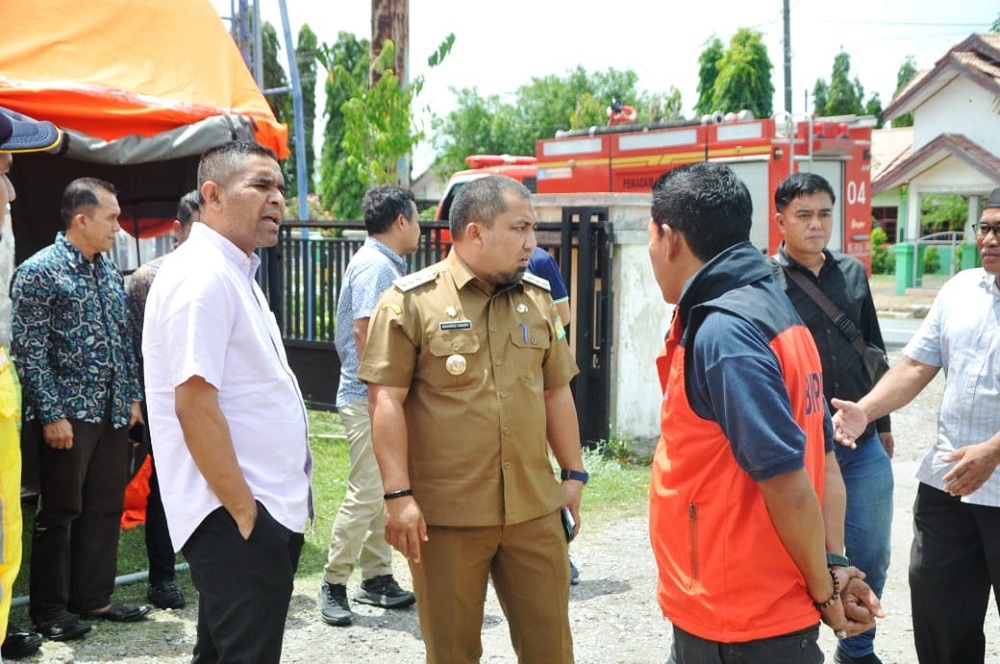 Pj Bupati Aceh Besar Muhammad Iswanto, berdialog dengan para kepala OPD, instansi vertikal, Forkopimcam dan tokoh masyarakat di Kecamatan Lhoknga, saat peninjauan Posko Komando Pengendalian Siaga Darurat Kekeringan di halaman Kantor Camat Lhoknga, Kabupaten Aceh Besar, Kamis (11/7). (Waspada/Ist)