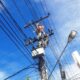 Petugas PT PLN ULP Sibuhuan saat melakukan perbaikan jaringan di Jl. Ki Hajar Dewantara Lingkungan VI Kelurahan Pasar Sibuhuan, Kamis (11/7). Waspada/Ist