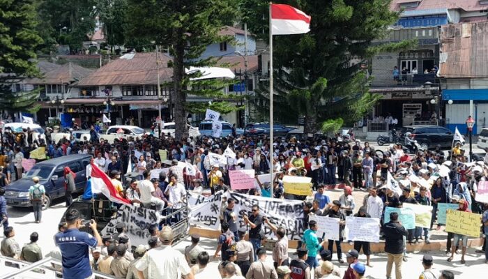 Tuntut Pj Bupati Mundur, Kantor DPRD Dan Bupati Taput Didemo