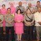 Kapolres Pematangsiantar AKBP Yogen Heroes Baruno (lima kiri depan) pose bersama dengan lima pejabat lama dan pejabat baru saat pisah sambut di aula setelah kegiatan Sertijab di lapangan apel Mapolres, Jl. Jend. Sudirman, Kamis (11/7).(Waspada-Ist).