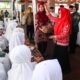Wali Kota Pematangsiantar Susanti Dewayani (tengah) menepungtawari jamaah haji yang baru pulang dari Tanah Suci di rumah dinas wali kota, Jl. Kapten MH. Sitorus, Kamis (11/7).(Waspada-Ist).