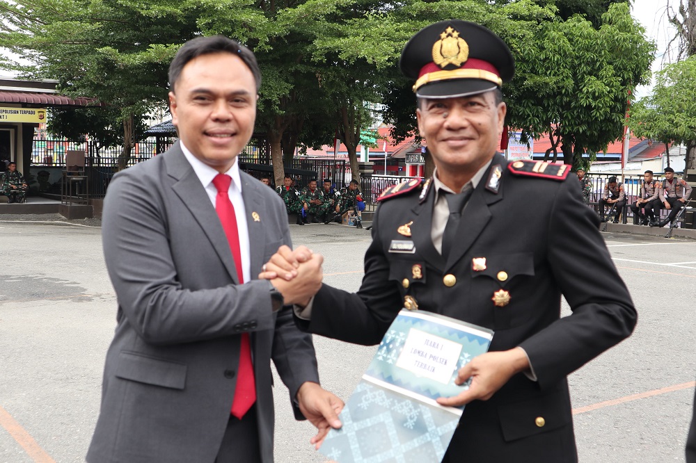 Kapolsek Lawe Alas terbaik saat berfoto bersama Ketua Pengadilan Negeri Agara. Waspada/Seh Muhammad Amin