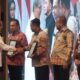 Pimpinan KPK RI Alexander Marwata memberikan penghargaan kepada Bupati Sergai H Darma Wijaya pada acara Awarding Pariwara Antikorupsi dan Pembukaan Roadshow Bus “Jelajah Negeri Bangun Antikorupsi” di Gedung Gradika Bhakti Praja, Kota Semarang Jawa Tengah. Waspada/ist
