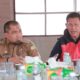 Pj. Bupati Aceh Besar Muhammad Iswanto, saat rapat koordinasi dengan para kepala OPD, instansi vertikal, Forkopimcam dan tokoh masyarakat di Kecamatan Lhoknga, saat peninjauan Posko Komando Pengendalian Siaga Darurat Kekeringan di halaman Kantor Camat Lhoknga, Kabupaten Aceh Besar, Kamis (11/7). (Waspada/Ist)