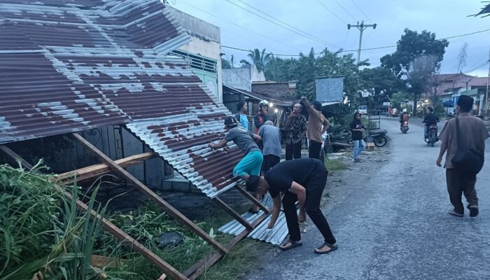 Hujan Deras Dan Angin Kencang Rusak Beberapa Rumah