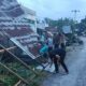 Hujan deras dan angin kencang mengakibatkan kerusakan beberapa rumah dan fasilitas umum di Kel. Tanjung Pinggir, Pondok Sayur dan Naga Pita, Kec. Siantar Martoba, Kota Pematangsiantar, Minggu (14/7) pukul 17:00, hingga lurah dan camat bersama pegawai Kec. Siantar Martoba melakukan survei setelah warga melaporkan kejadian itu.(Waspada-Ist).
