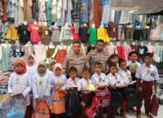 Kepala Urusan Pembinaan Operasi (KBO) Lantas Polres Aceh Utara, Ipda Irvan, Minggu (14/7) malam membelikan seragam dan peralatan sekolah untuk 13 anak yatim dari Kecamatan Langkahan, Aceh Utara. Waspada/Ist