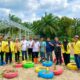 Dosen Pembimbing beserta mahasiswa KKNT FP UNA dan perangkat desa foto bersama saat melaksanakan program untuk mengerak Desa Agrowisata Hesaa Air Genting. Waspada/Ist