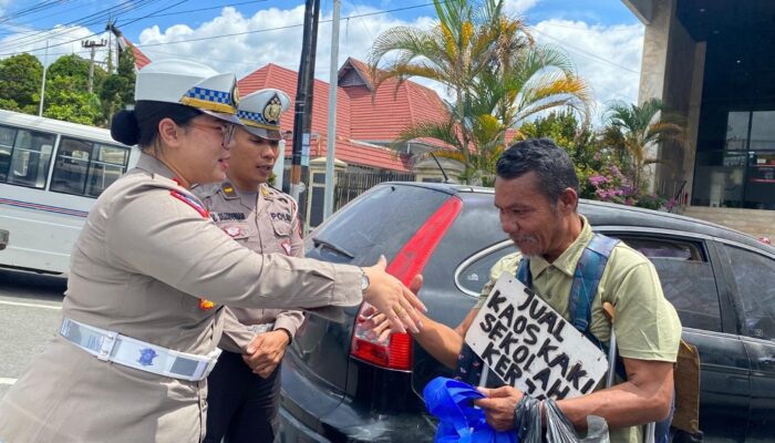 Sat Lantas Polres P.Siantar Berbagi Nasi Bungkus Kepada Warga