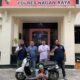 Pelaku bersama barang bukti Curanmor diamankan Polres Nagan Raya, Selasa (9/7).(Waspada/Muji Burrahman)