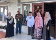 Petugas Pantarlih saat melakukan Coklit di rumah Ketua DPRK Aceh Tamiang,Suprianto,ST Kampung Sapta Marga, Kecamatan Manyak Payed pada Minggu (14/7) kemarin.(Waspada/Yusri).
