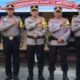 Kapolres Pematangsiantar AKBP Yogen Heroes Baruno (sepuluh dari kanan) pose bersama yang mewakili peserta apel pasukan usai memimpin apel pasukan Operasi Patuh Toba 2024 di lapangan apel Mapolres, Jl. Jend. Sudirman, Senin (15/7).(Waspada-Ist).