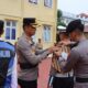 Kapolres Taput, AKBP Ernis Sitinjak sematkan pita kepada personel Pasukan Operasi Patuh Toba 2024 saat Apel Gelar Pasukan di Lapangan Apel Polres setempat Senin (15/7). Waspada/ist