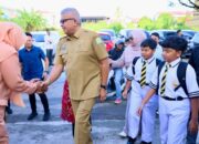Pj Gubernur Antar Anak Hari Pertama Sekolah