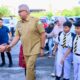 Pj Gubernur Aceh, Bustami Hamzah, dan Bunda PAUD Aceh, Mellani Subarni, mengalami para guru saat mengantar anak ke SD Al Azhar Kairo, Banda Aceh, Senin (15)/7). (Waspada/Zafrullah).