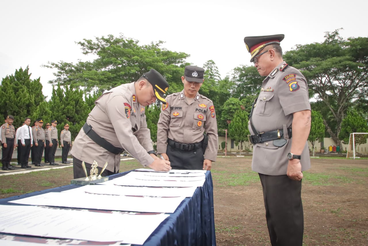 Kapolres Sergai AKBP Jhon Heri Rakutta Sitepu memimpin Sertijab kedelapan pejabat baru Polres Sergai. Waspada/ist