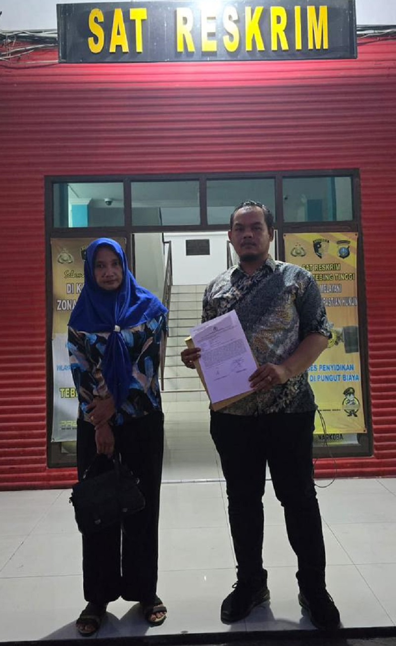 Orang tua Casis Bintara Polda Sumut, Ani, didampingi pengacara melaporkan G, pemilik Yayasan PKB karena merasa ditipu. Waspada/Kristian Brahmana