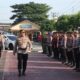 Wakapolres Aceh Timur Kompol Iswar SH, memeriksa barisan pasukan dalam Apel Gelar Pasukan Operasi Patuh Seulawah 2024 di Lapangan Sarja Arya Racana Polres Aceh Timur, Senin (15/7). Waspada/H. Muhammad Ishak