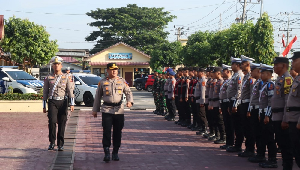 Wakapolres Aceh Timur Kompol Iswar SH, memeriksa barisan pasukan dalam Apel Gelar Pasukan Operasi Patuh Seulawah 2024 di Lapangan Sarja Arya Racana Polres Aceh Timur, Senin (15/7). Waspada/H. Muhammad Ishak