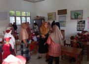 Orang Tua Murid Dampingi Anak Hari Pertama Sekolah