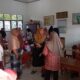 Para orang tua sedang mendampingi anaknya pada hari pertama sekolah di SD Negeri-1 Tanah Pasir, Aceh Utara, Senin (15/7).Pj bupati telah mengeluarkan SE yang mengatur Hari Pertama Sekolah untuk mendukung Gerakan Transisi PAUD ke Sekolah Dasar SD. (Waspada/Zainal Abidin)