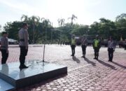 Wakapolres Aceh Besar Kompol Rustam Nawawi S.I.K saat memimpin Apel Gelar Pasukan Operasi Patuh Seulawah 2024, di Lapangan Apel Polres Aceh Besar pada Senin (15/7). (Waspada/Ist)