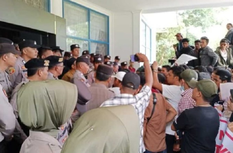 Massa Aliansi PNNB WKP SMGP saat melaksanakan aksi demo di kantor Bupati Madina. Waspada/Ali Anhar Harahap
