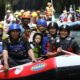 Wabup Sergai Adlin Tambunan bersama keluarga besarnya saat promosi wisata arung jeram di Sungai Bahbolon, Kecamatan Sipispis, Kabupaten Serdangbedagai, Minggu (14/7) kemarin.(Waspada/Ist)