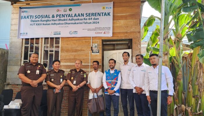 Tiga Tahun Hidup Dalam Gelap, Lima KK Terima Bantuan Listrik Dari Kejari Lhokseumawe