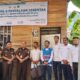 Kajari Lhokseumawe Feri Mupahir SH MH melakukan penyalaan listrik serentak bagi 5 KK miskin yang ada di Kota Lhokseumawe secara simbolis di Desa Pusong Baro Kec. Banda Sakti Kota Lhokseumawe pada Senin (15/07). Waspada / Zainuddin. Abdullah