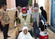 Jamaah haji kloter 06 tiba dengan selamat di Bandara Sultan Iskandar Muda (SIM) Blang Bintang, Aceh Besar, Selasa (16/07/24) dini hari.(Waspada/Ist)