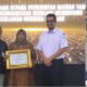 Kepala Dinas Pendidikan dan Kebudayaan Kota Langsa, Dra. Suhartini, M.Pd, saat menerima penghargaan di ajang Festival Kurikulum Merdeka dari BPMP Aceh, di Banda Aceh, Rabu (3/7). Waspada/Ist.