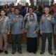 Wali Kota Pematangsiantar Susanti Dewayani (empat kanan depan) pose bersama peserta Bimtek Satlinmas dan lainnya usai membuka Bimtek Satlinmas itu di ruang data Setdako, Jl. Merdeka, Jumat (12/7).(Waspada-Ist).