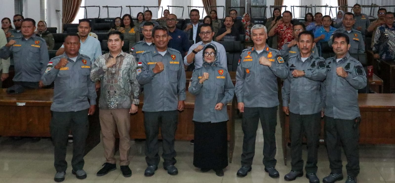 Wali Kota Pematangsiantar Susanti Dewayani (empat kanan depan) pose bersama peserta Bimtek Satlinmas dan lainnya usai membuka Bimtek Satlinmas itu di ruang data Setdako, Jl. Merdeka, Jumat (12/7).(Waspada-Ist).