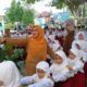 Sambil diiringi lagu 'naik kereta api' para murid baru diajak mengenali berbagai fasilitas SD Negeri 4 Banda Sakti, Lhokseumawe, Selasa (16/7). Mereka berjalan berbaris memanjang seperti kerepa api, sambil mendengarkan penjelaskan tentang manfaat dari objek yang dikunjungi. (Waspada/Zainal Abidin)