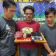 Petugas memperlihatkan tiga terduga penyalahgunaan narkoba jenis sabu, di ruang Satres Narkoba Polres Abdya. Selasa (16/7).Waspada/Syafriza
