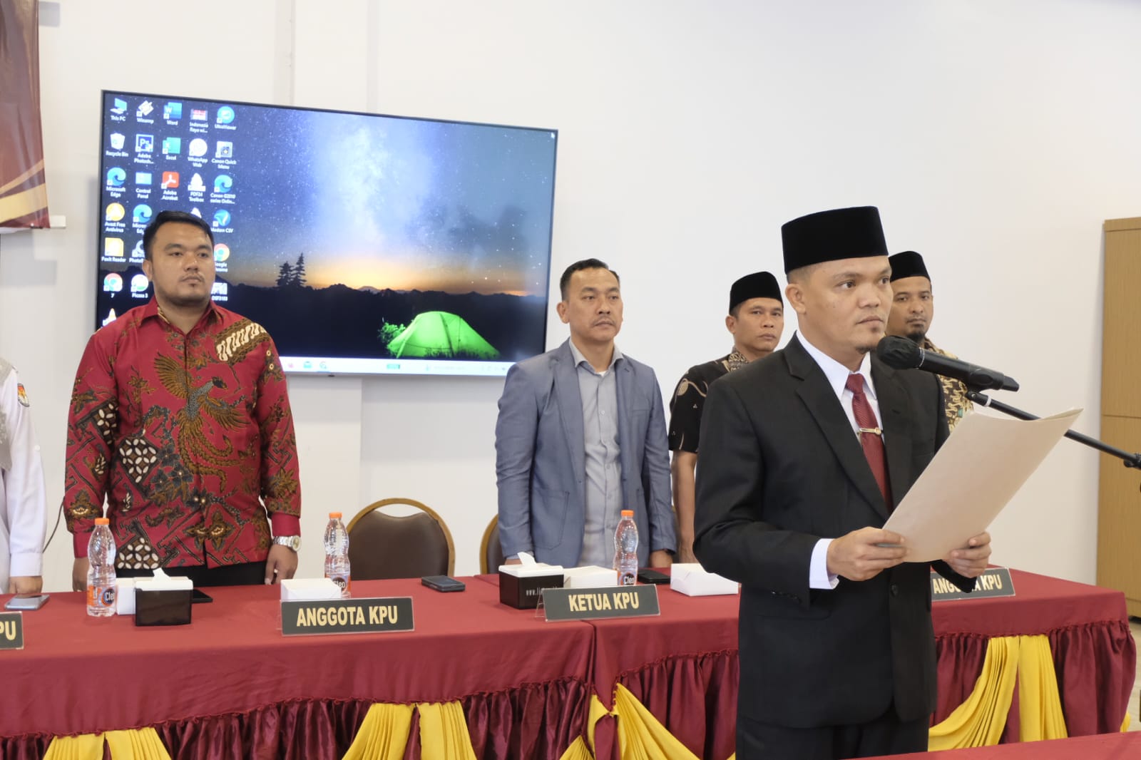   KETUA KPU Kabupaten Batubara Erwin pada kegiatan tahapan Pilkada Bupati dan Wakil Bupati Batubara tahun 2024 Waspada/Ist
