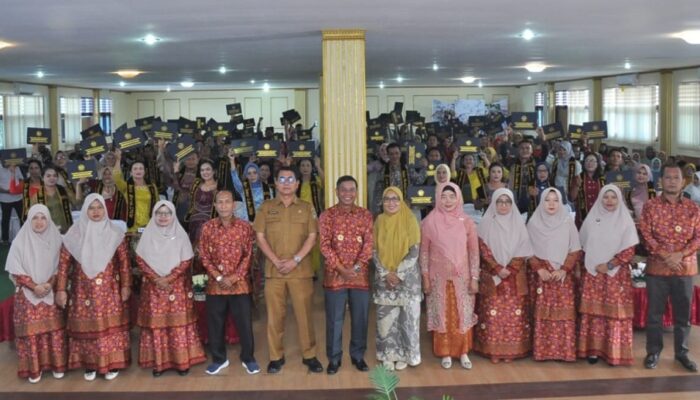 Rektor UM Tapsel Kukuhkan 146 Guru Profesional