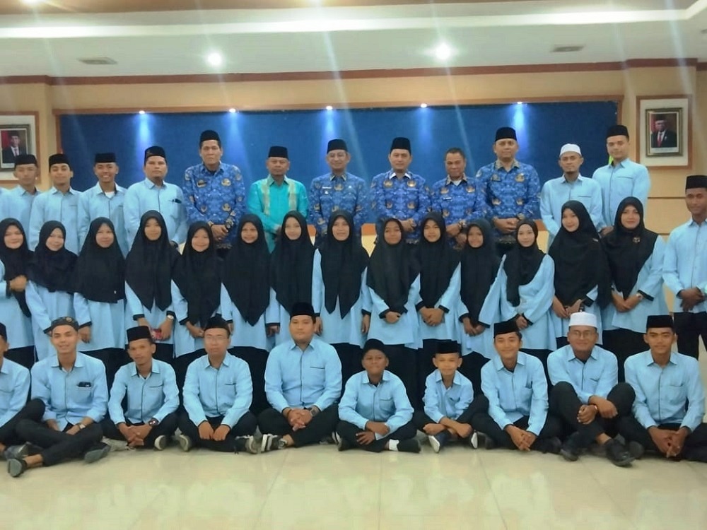 Pj.Bupati Deliserdang Ir. Wiriya Alrahman, MM, didampingi Pj. Sekdakab Deliserdang Dr. H. Citra Effendi Capah, Ketua Harian LPTQ Deliserdang Dr.H.Sugeng Wanto, MA, Kabag Kesra Setdakab Deliserdang Drs.H.Syahrul, MPd, Kadis Pendidikan Yudi Hilmawan, SE, MM, foto bersama kafilah Deliserdang yang meraih prestasi pada MTQ Tingkat Provsu Tahun 2024, Rabu (17/7). (Waspada/Khairul K Siregar/B)