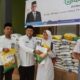 Kakan Kemenag Aceh Tamiang, Anwar Fadli,saat menyerahkan santunan untuk yatim yang berlangsung di aula kantor Kemenag setempat, Selasa (16/7). Waspada/Yusri).