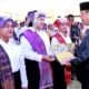 Bupati Simalungun Radiapoh Hasiholan Sinaga, saat menyerahkan SK kepada beberapa perwakilan PPPK di lapangan bola Dobana, Serbalawan, Rabu (17/7).(Waspada/Hasuna Damanik).