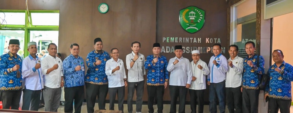 Pj. Wali Kota Padangsidimpuan Timur Tumanggor bersama pengurus PWI Tabagsel. (Waspada/Ist)