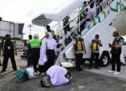 Jamaah Kloter 3 Sujud Syukur Di Bandara SIM