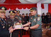 Danrem 022/PT saat memberikan kue ulang tahun kepada Kapolres Pematangsiantar, AKBP Yogen Heroes Baruno, di acara peringatan HUT ke - 78 Bhayangkara 2024 di Mapolres Pematangsiantar Jalan Sudirman, Kec. Siantar Barat, Kota Pematang Siantar, Senin (1/7).(Waspada/ist).