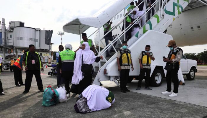 Jamaah Kloter 3 Sujud Syukur Di Bandara SIM