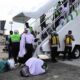 Para Jamaah haju Aceh dari kloter 03 tiba dengan selamat di Bandara SIM Aceh Besar, Jumat (12/07/24) sore, dan saat turun dari tangga pesawat langsung melakukan sujud syukur.(Waspada/Ist)